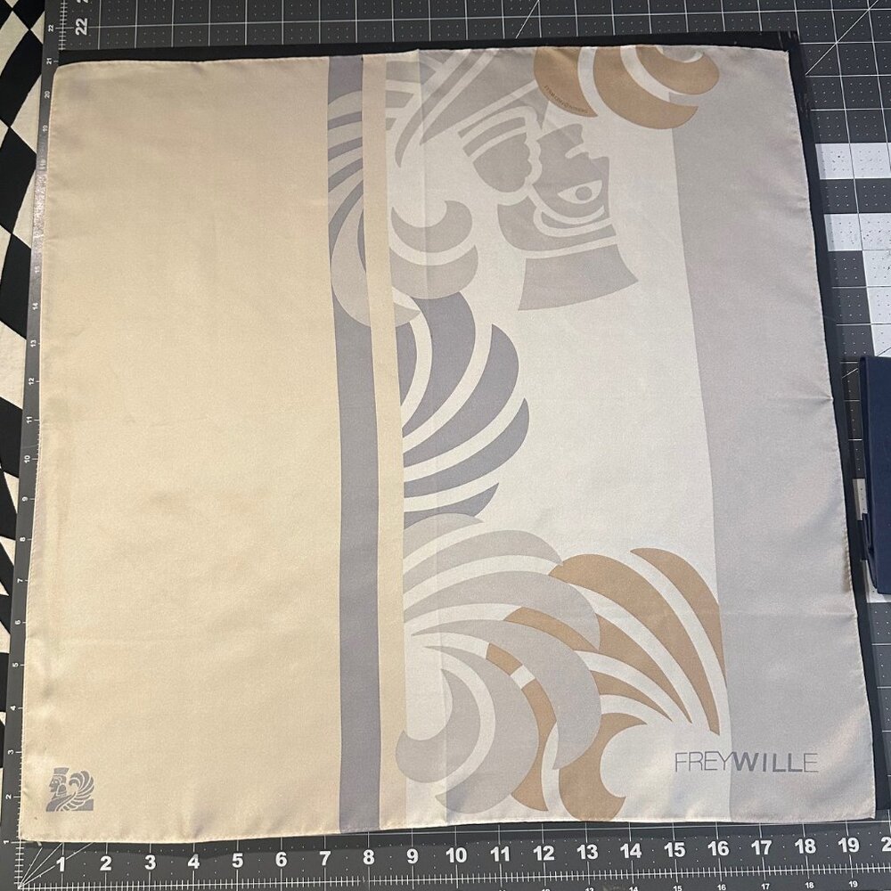 Nibrare  FreyWille  Silk scarf: /  Gavroche Magic Sphinx